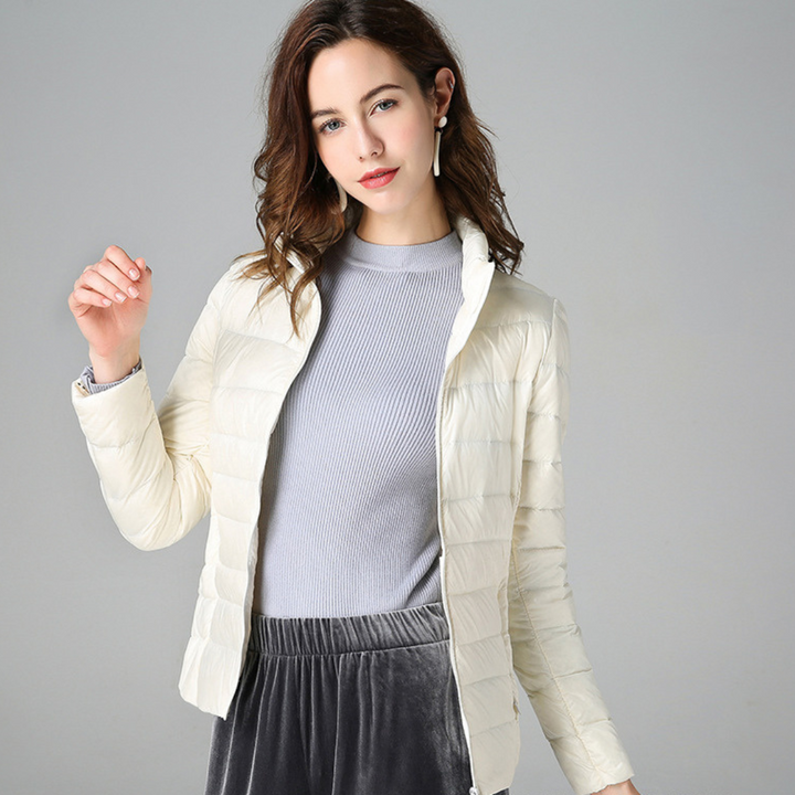 Myra™ | Chaqueta de plumas ultral ligera con sofisticados pliegues
