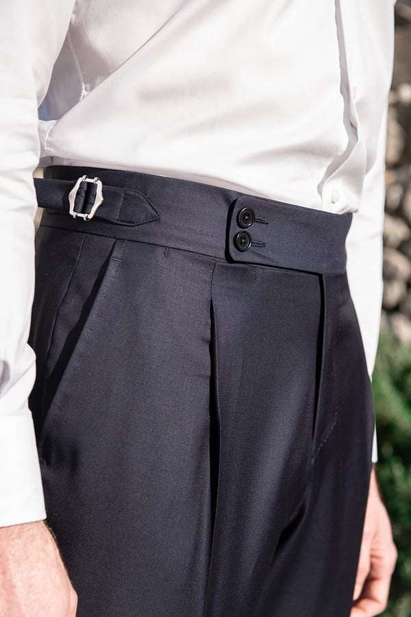 Mar | Pantalones personalizados con ajustes laterales